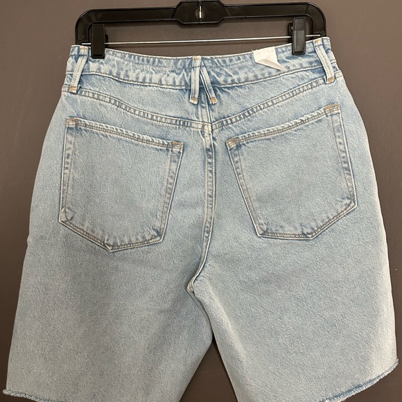 GOOD AMERICAN NWT Jean Shorts thighs distressing. - Picture 4 of 8